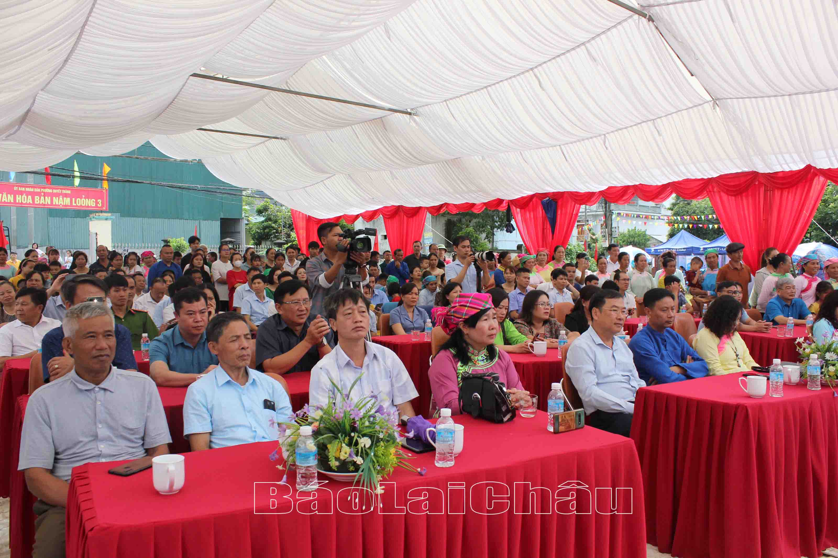 Đại biểu và đông đảo nhân dân dự lễ hội.